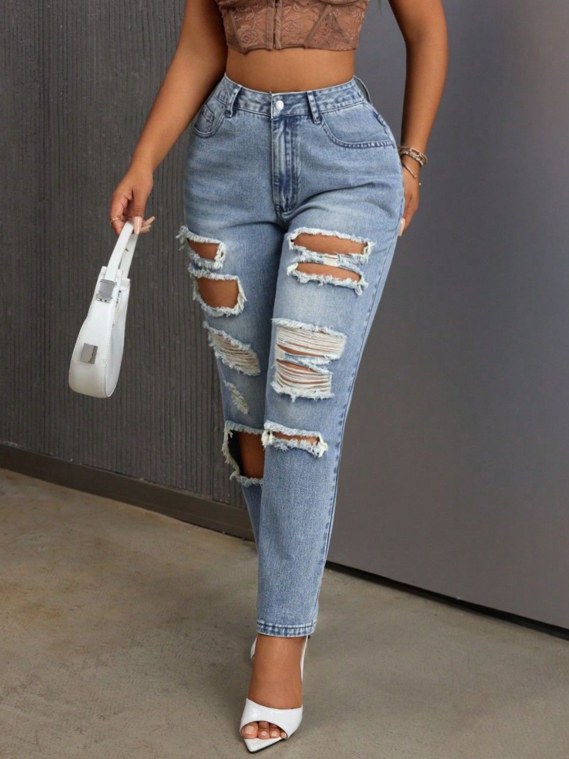 Distressed High Rise Jeans with Pockets